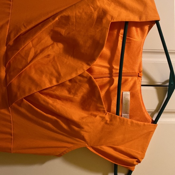 Hancpiers dress 50s retro style in burnt orange. - Picture 2 of 5